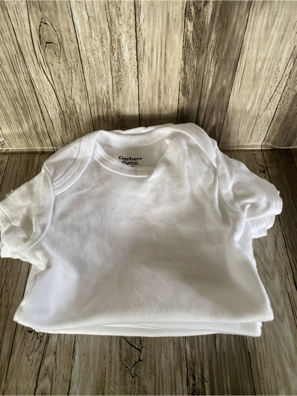 LOT OF 4— GERBER ORGANIC COTTON 0-3 MONTH BABY ONESIES